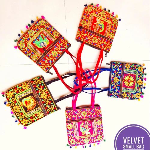 SMALL ARY VELVET BAG