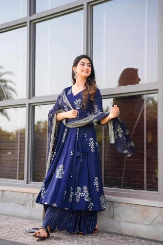 Women's Shine Bright In This Beautiful Designer Readymade Kurti Set