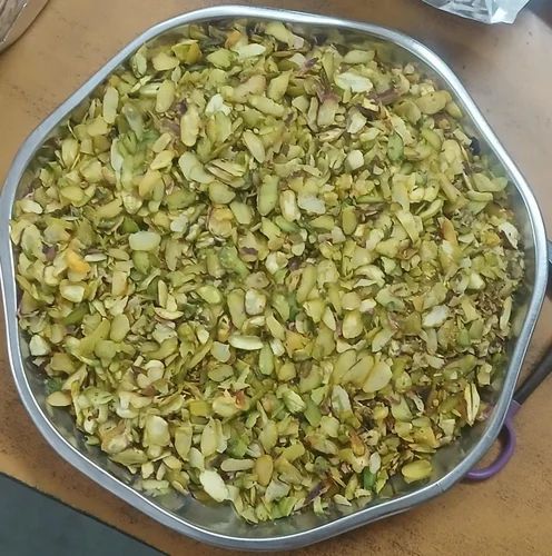Loose Green Pista Slices, Premium