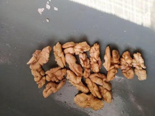 Light Quarter Walnut Kernels