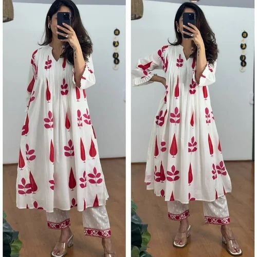 Comfort Feel Mul Cotton Fabric Side Pocket Attach Fancy Kurti Set At Lower Rate